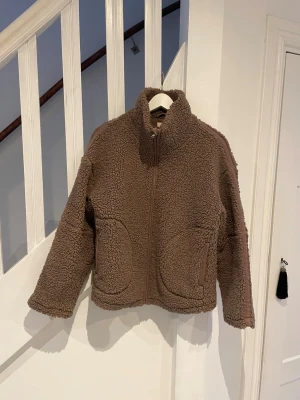 Teddyjacka  - Mysig brun teddyjacka från Nelly i storlek S, i mycket bra skick!