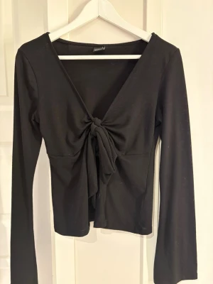Svart långärmad topp med knyt - Knyt topp från gina💕