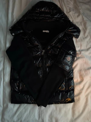 Moncler cardigan svart - Svart moncler cardigan, knappt använd, xs, nfc scannar, kan gp ner lite grann