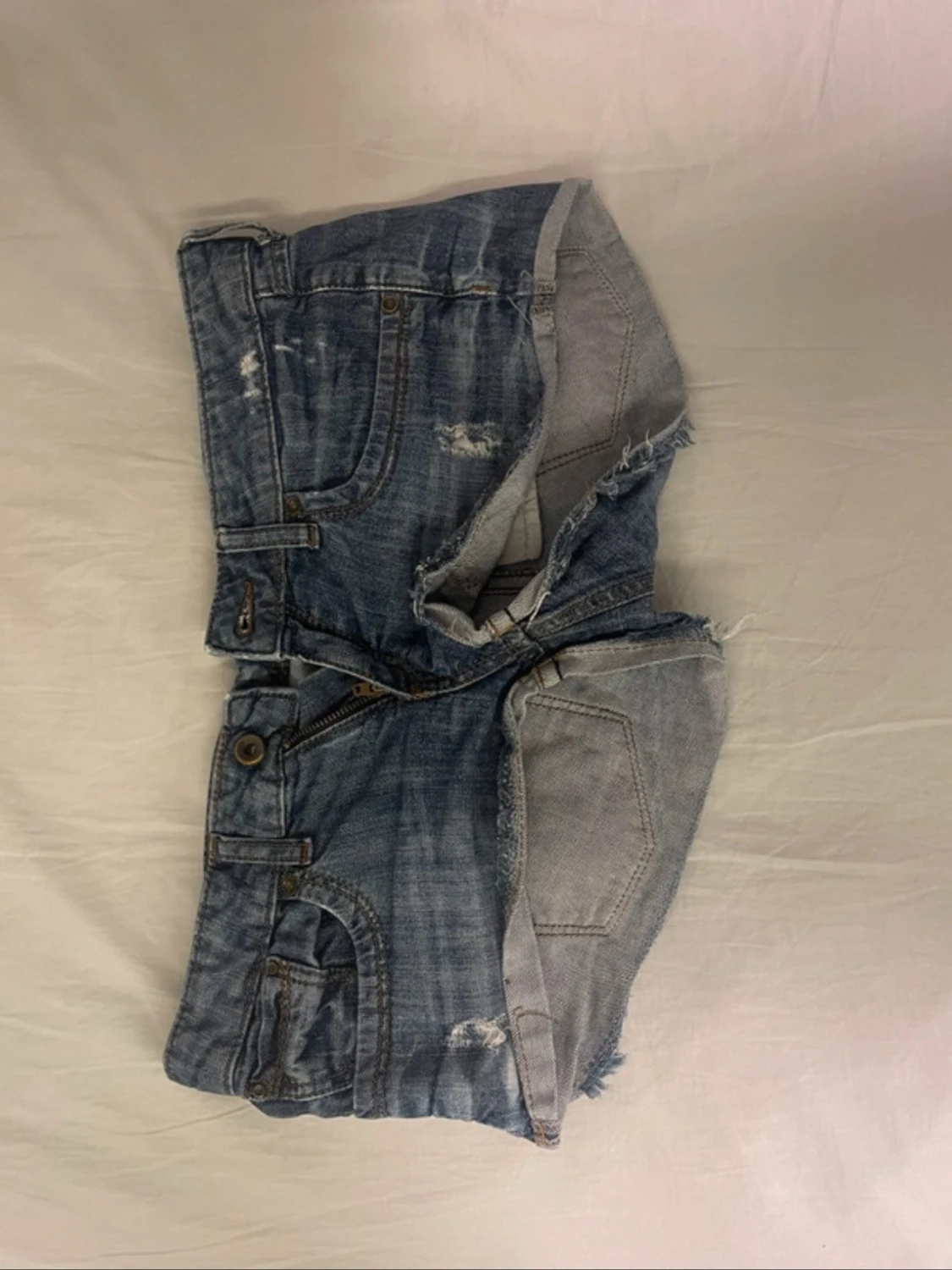 Blå low waisted jeansshorts från MNG Jeans