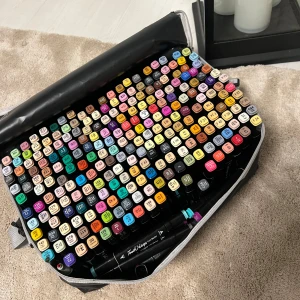 Trendiga tuschpennor - Använt 1-2 gånger max, finns i flera olika färger ! Kan fraktas , pris kan diskutera vid snabba affär.  