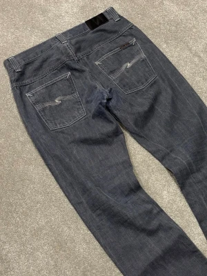 Nudie Jeans - Nudie Jeans | Modell: Even Steven | Skick 9/10 mycket bra | *smutsiga | Nypris ca 2500kr | Mitt pris 599kr | Midja: 42.5cm | Ytterbenslängd: 110cm | Benöppning: 19cm | Lår: 31cm | Kom gärna pm vid frågor eller funderingar | Postas eller möts upp i Gävle!