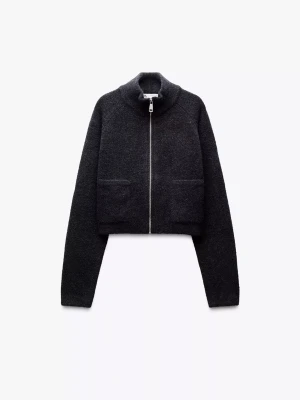 Mörk grå stickad kofta med dragkedja - Säljer en svart stickad kofta från Zara med hög krage och hel dragkedja. Modellen är lite croppad med långa ärmar och två fickor framtill. Jättemysigt material och matchar till allt möjligt. Använt en gång endast❤️