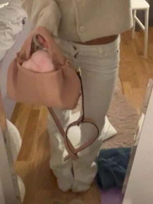 Vita cheap Monday jeans ❤️ - dessa jeans är från weekday i storleken w23 längd 30! Använda ett par gånger men i fint skick ❤️säljs inte längre på hemsidan ❤️