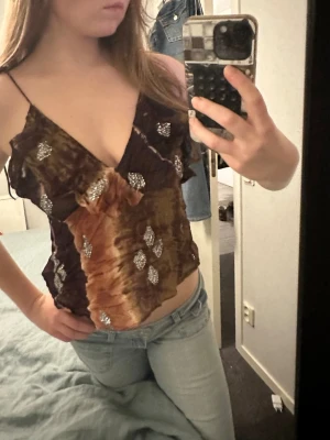 Brun och lila glittrig linnetopp - Använd en gång från Zara! Så unik och fin 