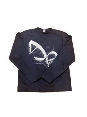 Svart långärmad t-shirt Dolce & Gabbana - Svart långärmad t-shirt från Dolce & Gabbana med stor vit grafisk print och logga på bröstet. Klassisk rund halsringning och relaxed fit. Skön bomullskvalitet som passar perfekt till jeans eller streetwear-stil.