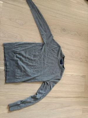 Grå långärmad tröja Polo Ralph Lauren - Säljer en stilren grå långärmad tröja från Polo Ralph Lauren.Ny pris 1500kr. Tröjan har rund halsringning och är tillverkad i mjukt material som passar perfekt till lager på lager under höst och vinter. Klassisk och enkel design som funkar till det mesta.