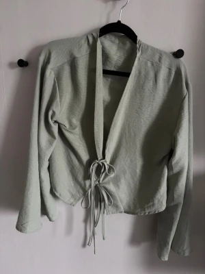 Mint grön blus från Spanien  -  Jag säljer min grön blus som jag köpte på marknad i Spanien. Jag har aldrig använt den. Den är typ helt oanvänd.💕💕