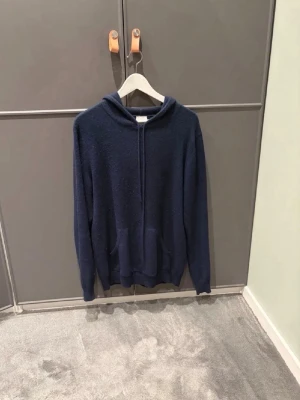 Kashmir Hoodie John Henric  - Nu säljer jag min riktigt schyssta kashmir hoodie (100 % Kashmir). Den är i färgen blå och i storlek M med ett nypris på 2799 kr. Men jag säljer den för endast 990 kr! Tveka inte på att skriva om ni har några frågor. 