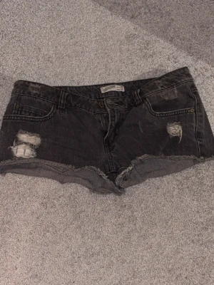 Svarta lågmidjade jeansshorts Pull&Bear - Säljer ett par svarta jeansshorts från Pull&Bear i storlek 38 men jag skulle säga passar xs och s. Den är i bra skick, dom är jättefina men dom passar mig inte längre. Perfekta till sommaren!