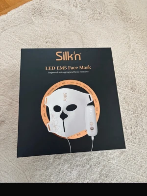 Silk'n LED EMS Face Mask - LED EMS Face Mask från Silk'n,  Säljer nu rödljus mask då den inte kommer till användning de va ett litet spontan köp. Köpt på Lyko. Har använt 2-3 gånger så den är som ny. Har 4 olika lägen samt en funktion med EMS i olika nivåer.  Nypris på Lyko 3995kr