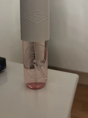 Sol de Janeiro 68 mist oöppnad  - Trendig body mist från Sol de Janeiro med fräsch och modern design. Perfekt för dig som vill ha en snygg accessoar på sminkbordet och en lätt doft att spraya på när som helst. Volym och ingredienser syns ej tydligt på bilderna.