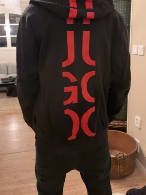 Hugo boss zip hoodie  - Hej, säljer en fet Hugo boss hoodie. Aldrig använd. Ny pris≈1600kr Mitt pris= 899kr! Pris går att diskutera.