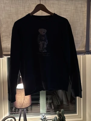 Ralph Lauren sweatshirt  - Säljer min riktigt feta sweatshirt från Ralph laurenför riktigt bra pris då jag fick den i julklapp och den e för liten för mig. Den har inga skavanker eller liknande och jag kan skicka flera bilder om det behövs😄💛