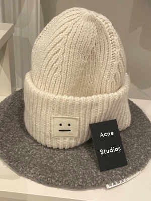 Acne mössa - Jättefint skick. Skickar snabbt. Priset är fast!🙂