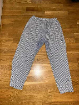 Ingen väst på bilden - Bilden visar inga västar, utan ett par byxor. Ladda gärna upp en bild på en väst för att få en beskrivning.