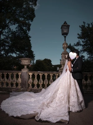 Vit bröllopsklänning med spets och släp - Magisk vit bröllopsklänning med lång släp, täckt av vackra spetsdetaljer och blommigt mönster. Klänningen har smala axelband, markerad midja och en voluminös kjol som ger en riktigt prinsesskänsla. Perfekt för dig som vill ha en klassisk och elegant look. Vacker bröllopsklänning som funkar för strl.32-38 (tack vare snörning). Klänningen är omgjord efter egna önskemål och har vackra detaljer som framhävs med hjälp av färgen som skiftar åt nude🌸  Finns i Södertälje