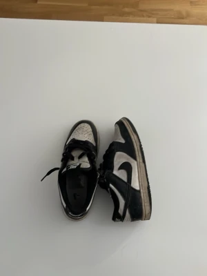 Nike Dunk Low svart/vit sneakers - Säljer ett par Nike panda dunks i storlek 38. Rätt så slitna och använda men inte sönder någon stans!