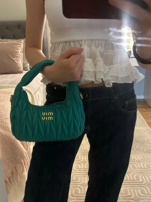 Miu Miu liknande väska - Köptes på marknad utomlands men i väldigt bra skick och bra kvalitet💞💞skulle säga färgen är turkos. Det är inte äkta miu miu! Hör av er för fler frågor