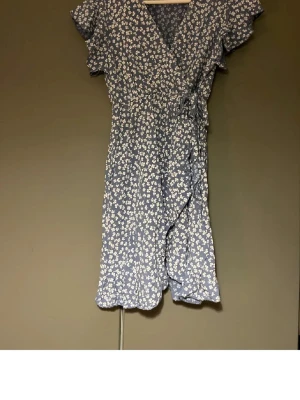 Sommarklänning - Jättefin sommarklänning tillverkad i Italien! Vet inte storleken men passar XS och S skulle jag säga💓 