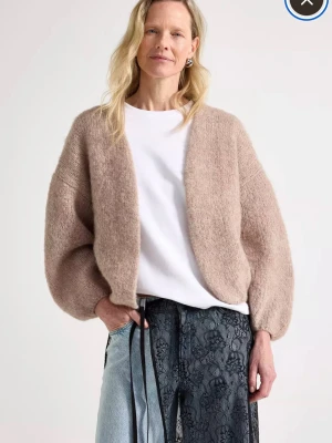 Beige stickad kofta med ballongärm - Mysig beige stickad kofta från Lindex, nyinköpt. Endast använd en gång 