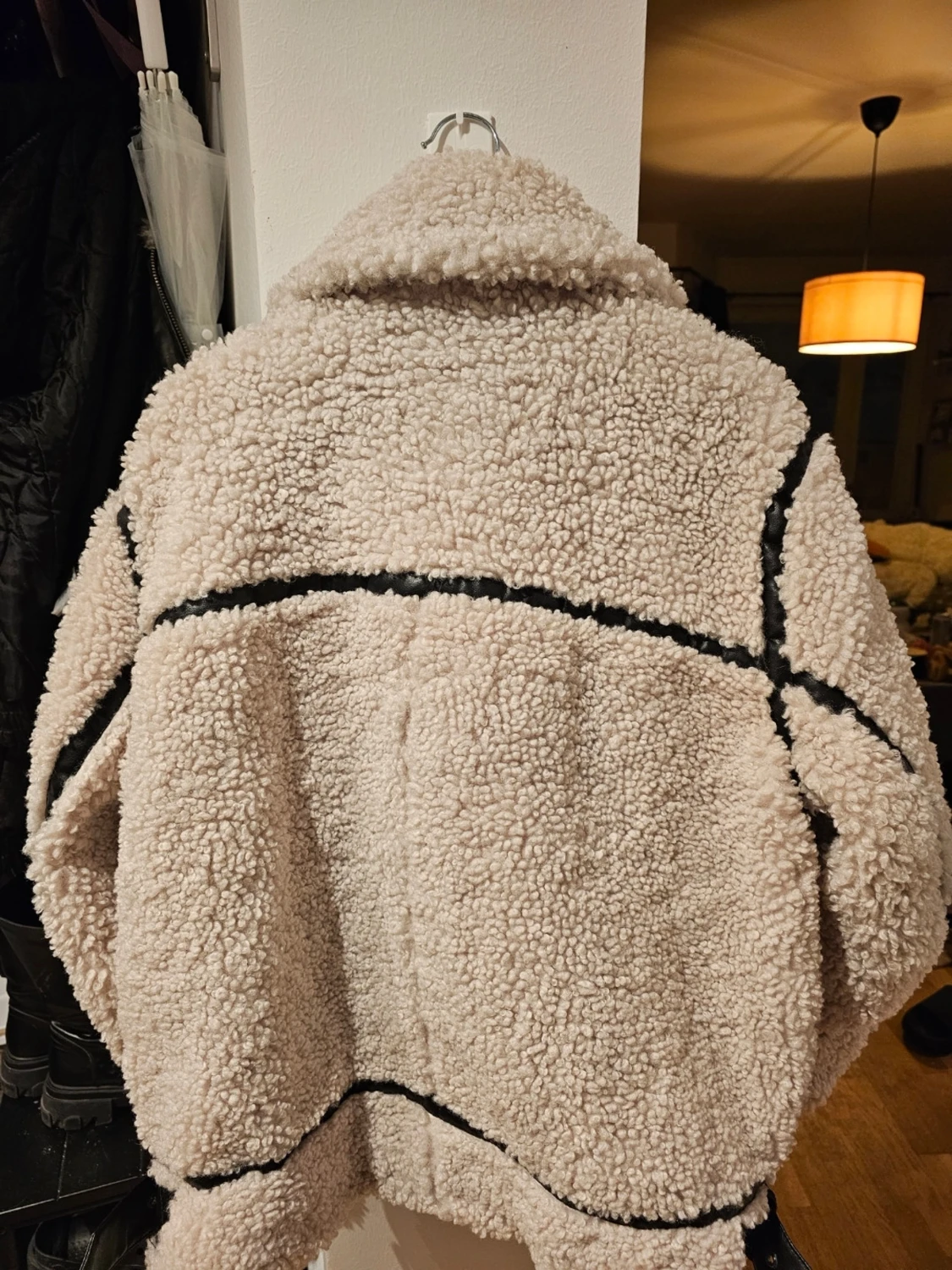 Beige teddyjacka med svarta detaljer - 2