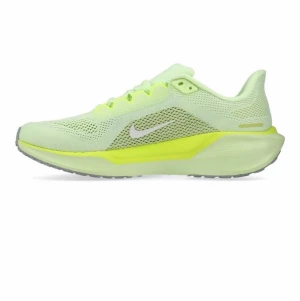 NIKE LÖPARSKOR AIR ZOOM PEGASUS 41 - NEON/VIT/GRÖN - Har använt skorna under en dag. Responsiv dämpning i Pegasus ger en energisk åktur för vardagslöpning. Upplev lättare energiå-tergång med dubbla Air Zoom-enheter och en Re-actX-skummellansula. Dessutom minskar det förbättrade meshmaterialet på ovansidan vikten och ökar andningsförmågan. • Uppgraderad ovandel i mesh med andnings- förmåga • ReactX-skummellansula som omger Air Zoom-enheterna på framfoten och hälen för en energisk åktur.