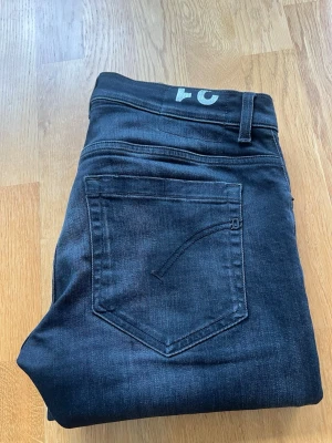 Svarta Dondup jeans - Riktigt snygga dondup jeans i storlek 31/32. Dem är i grymt skick, hör av dig vid frågor!