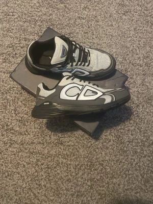 CD b30 - Ett par CD B30 skor som jag har använt få gånger. De är snygga och passar för alla årstider! Skriv om ni är intresserade!!