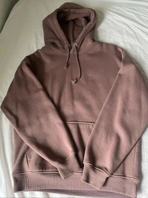 Brun hoodie från BikBok i storlek XS - En mysig och mjuk hoodie från BikBok i storlek XS, men passar även S. Den är knappt använd och ser helt ny ut med hög kvalité. Säljer på grund av att jag inte har på mig den så ofta. Inga defekter.