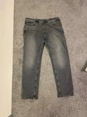 Jack and Jones Tapered Mike - Säljer ett par feta jeans från Jack and Jones. Använda ett fåtal gånger. Säljer på grund av att jag aldrig använder dem. 