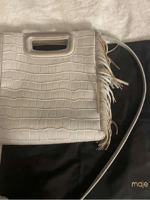 Maje väska - En ljusgrå axelväska från Maje i croco-mönstrat skinn. Super fin🥰 Priset går såklart att disskutera och öppen mot byte🥰❤️😍