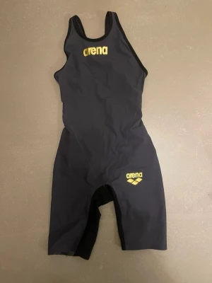 Svart/grå tävlingsbaddräkt från Arena - Arena svart/grå strl.32, säljs för 1900, köpt för 3500kr. Som ny använd 1 gång. 