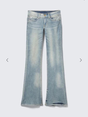Ljusblå bootcut jeans - Säljer ett par ljusblå bootcut jeans med klassisk femficksmodell och låg midja. Jeansen har en snygg tvättad look med slitningar på låren och vid bensluten. Tillverkade i mjukt jeansmaterial som sitter skönt och formar sig efter kroppen. Passar mig som är 160
