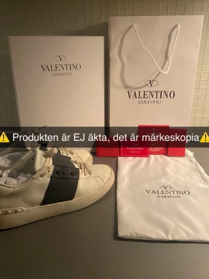 Valentino Garavani Open - ⚠️BILDTEXT⚠️  Valentino loggan vid tungan har fadeat bort lite. Använda i ett litet tag. Annars enda nackdelen är att skolådan är ihop-vikt (se bild 4,5)  Storlek 41 TTS