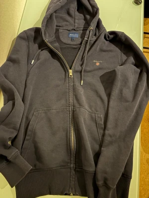 Gant zip tröja  - Nästan helt ny med den klassiska marinblåa färgen passar med det mesta 