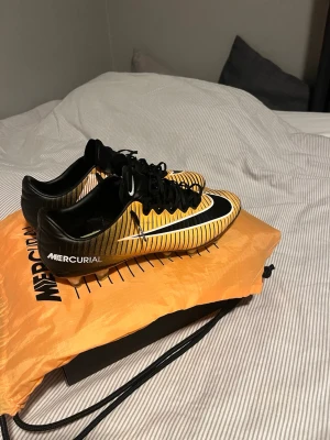 Nike vapor 11 elite storlek 40 - Säljer ett par fina sällsynta Nike vapor pågrund av att de är för små för mig. Bra skick.