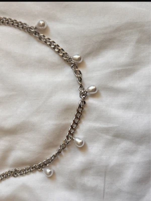 Perla necklace - Detta coola halsbandet har en 40cm kedja med 5cm förlängningskedja. Halsbandet är i rostfritt stål och passar till semestern, utgång och skola. Hör av dig vid frågor!💕💕 // Valentina 🤍☁️
