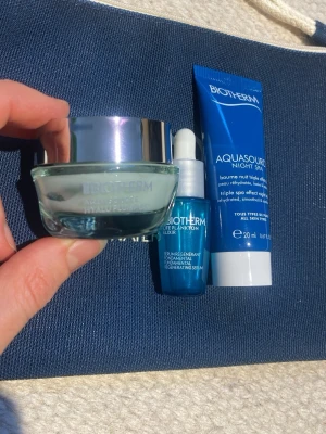 Biotherm ansiktskit med necessär - ansiktskit från Biotherm. Innehåller Aquasource Hyalu Plump Gel i glasburk, Life Plankton Elixir serum i blå pipettflaska och Aquasource Night Spa i blå tub. Allt kommer i en marinblå tygnecessär. Helt nytt oanvänt oöppnat. Värde 600 kr+. 
