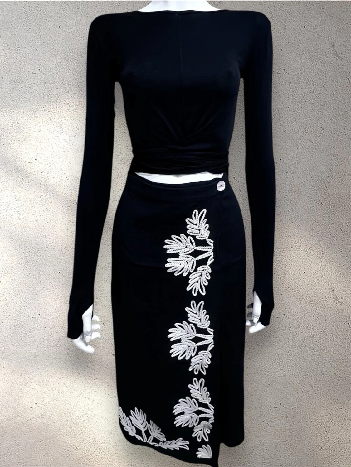 Svart långkjol med broderade detaljer - 3