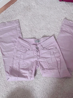 low-waist bootcut ljuslila byxor - Säljer ett par ljuslila byxor från Westpoint eftersom de inte passar mig längre. Skulle säga att dem är XS/S. Använt få gånger. Tunnt material. 💞