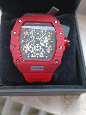 Automatisk Skelett-klocka – Röd "Racing Carbon" Design - Säljer en brutal statement-klocka. Det här är inte en vanlig klocka – den drivs av ett automatiskt urverk, vilket betyder att den dras upp av din armrörelse och behöver aldrig batteri! Du kan se mekaniken arbeta genom den öppna urtavlan ("Skeleton"). Köptes från wearmansa.com