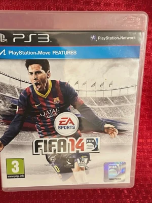FIFA 14 PS3 - FIFA 14 till PlayStation 3 i fint skick. Komplett med fodral och skiva, inga synliga repor. Upplev realistisk fotbollsfysik, Ultimate Team och över 25 ligor. Perfekt för fotbollsfans och samlare.