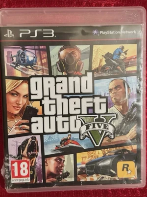 Grand Theft Auto V (GTA 5) PS3 - Grand Theft Auto V till PlayStation 3 i bra skick med originalfodral och skiva. Upplev en öppen värld i Los Santos med spännande uppdrag och frihet. Skivan ser ut att vara i gott skick utan synliga repor. PEGI 18.