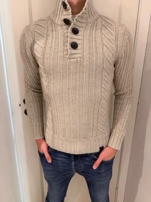 Knitt tröja  - Snygg knitt tröja. Använd fåtal gånger så inprincip bra skick utan några defekter! Storlek S/M! Vid minsta fundering kontakta oss✔️