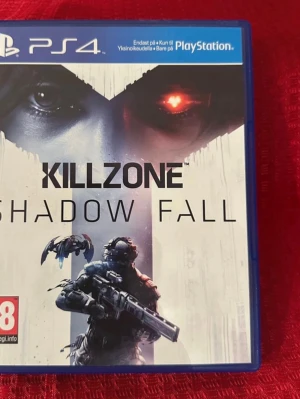 Killzone Shadow Fall PS4 - Killzone Shadow Fall till PlayStation 4. Komplett med fodral och skiva i fint skick, inga synliga repor. Ett actionfyllt FPS-spel med PEGI 18-märkning. Perfekt för samlare eller fans av serien.