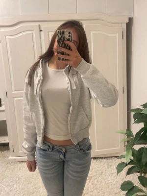 GinaTricot grå kofta - En grå kofta från Gina, använd väldigt få gånger och i bra skick