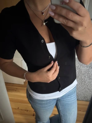 Kofta - Stickad kofta, knappt använd. Storlek S🥰