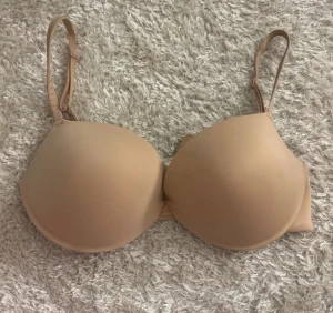 Beige vadderad bh 34DDD - . Skims push up bh. Strl ca 75f om man gå på svensk strl då de är amerikanskt märke är de där strl 34, ddd. Men de motsvarar samma strl. Denna bh kostar 1000kr+ ny. Mitt pris 299kr Uttagbara push up inlägg. Detta gör att du själv kan välja vad du vill ha och när du vill ha d