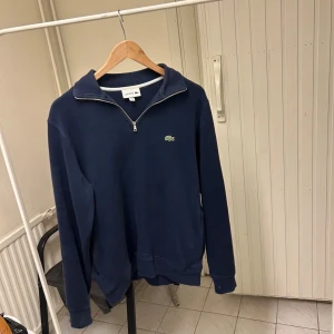 Lacoste 1/4 zip  - Tjenare säljer en riktigt snygg Ralph Lauren 1/4 zip tröja. Köpte den för 1800 kr. Men vill bli av med den då det inte är min stil längre 